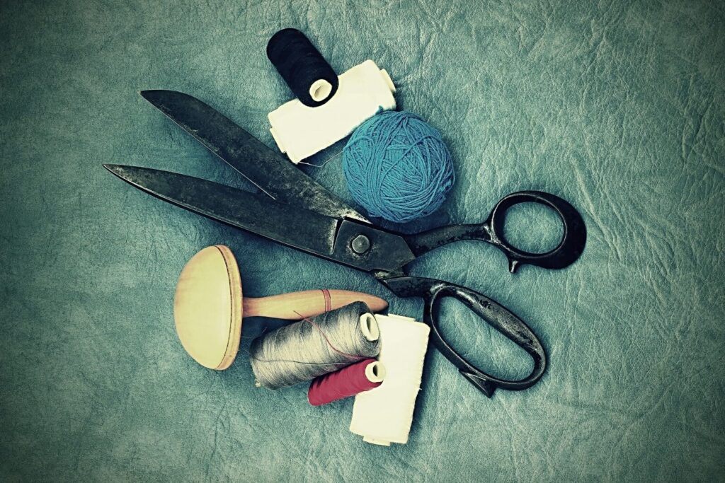 scissors-old-sewing-on-peace-work-dress-haute (1)
