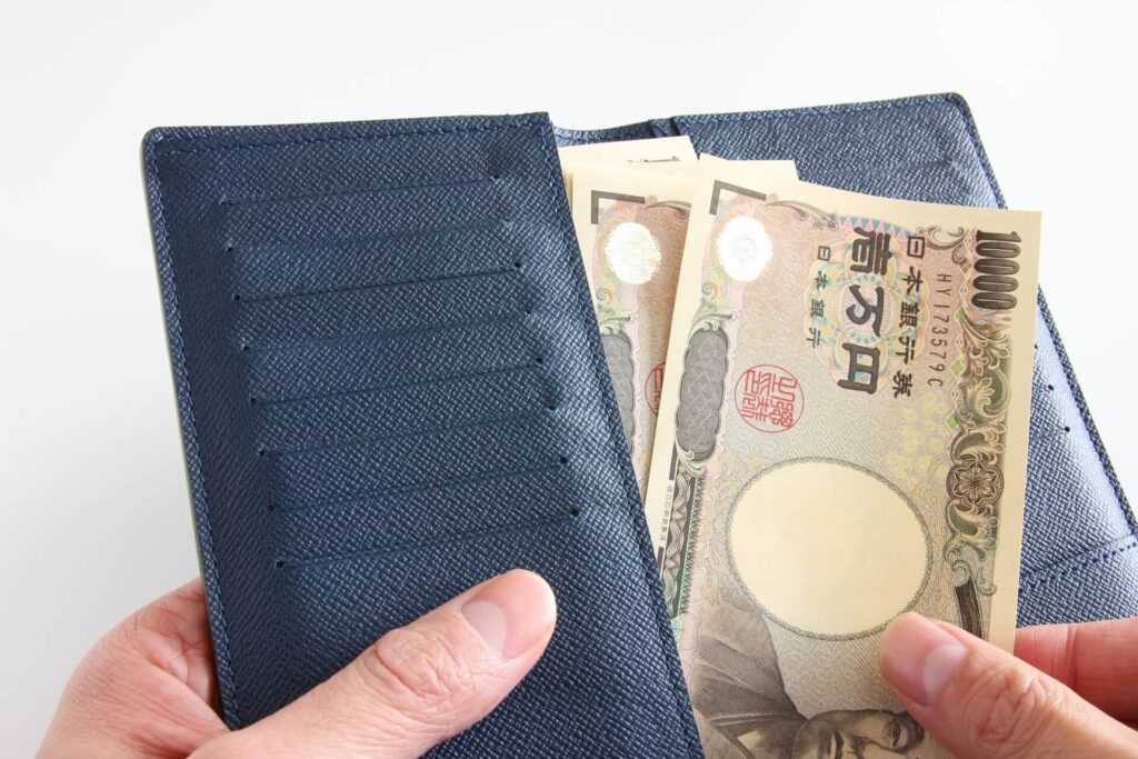 財布に入った3枚の1万円札の画像