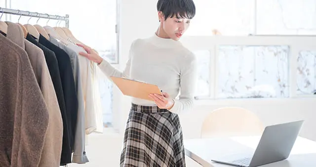 女性が在庫管理するイメージ画像