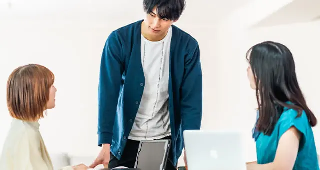 男女が話し合うイメージ画像